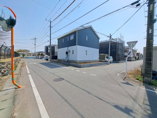 新築　伊勢崎市上泉町第3　クレイドルガーデン　4号棟の前面道路含む現地写真|現地写真　前面道路　約5.5ｍ　敷地も広々60坪以上！