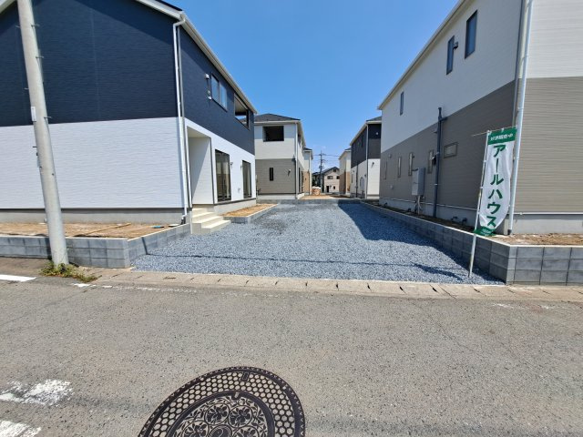 新築　伊勢崎市上泉町第3　クレイドルガーデン　4号棟の駐車場|現地写真　 駐車スペース広々！建物南側に３台以上置けます♪					
