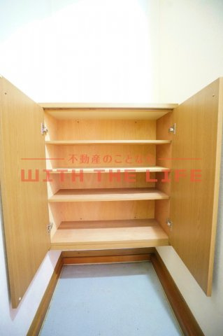 コーポアゼリア【キャッシュバック対象】の玄関|収納もある玄関です