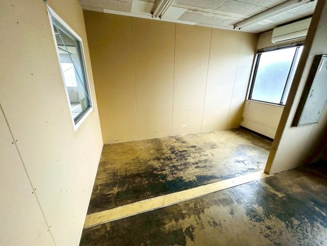 西一色町 貸工場の内装