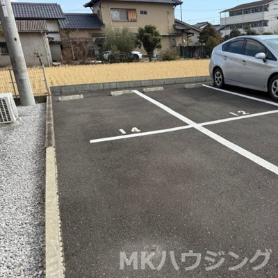 【駐車場】 | UN DE CES JOURS | 駐車場があるので、車を買う予定の方も安心です