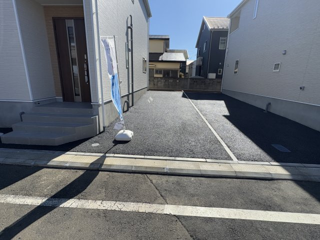 松戸市六高台６丁目新築戸建【六実小学校：9分】の駐車場|2号棟駐車スペース・縦列２台駐車可