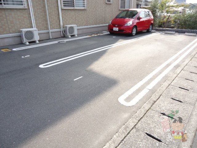 ラーバンコートⅡ番館の駐車場