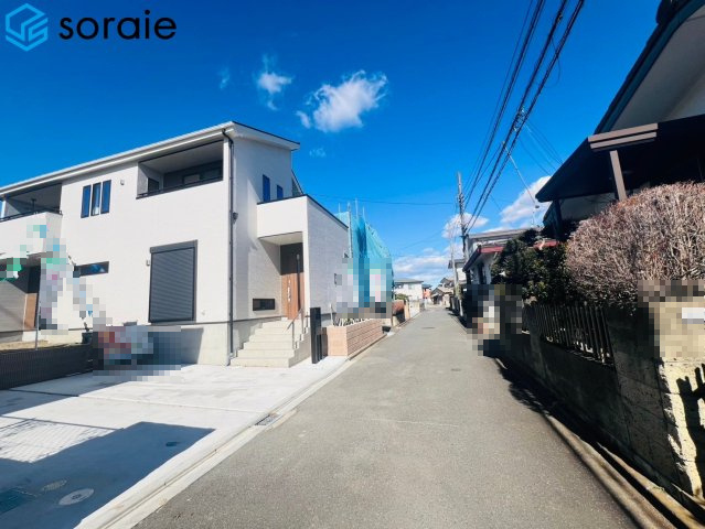 川越市笠幡　新築戸建　いろどりアイタウンの前面道路含む現地写真