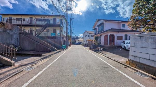 横浜市緑区鴨居３丁目の売地の前面道路含む現地写真|周辺は落ち着いた街並みになります。
子育てにはぴったりの住環境♪