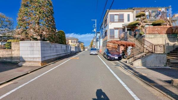 横浜市緑区鴨居３丁目の売地の前面道路含む現地写真|車通りが少ない為、小さなお子様にも安心です。
是非一度、現地へ起こしください。

