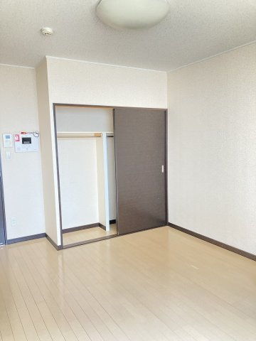 レオネクストＷＥＳＴ　ＳＩＤＥの居間・リビング|1階はフローリング、2階は絨毯です