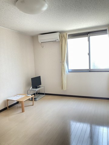 レオネクストＷＥＳＴ　ＳＩＤＥの居間・リビング|1階はフローリング、2階は絨毯です