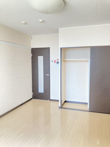 レオネクストＷＥＳＴ　ＳＩＤＥの居間・リビング|1階はフローリング、2階は絨毯です