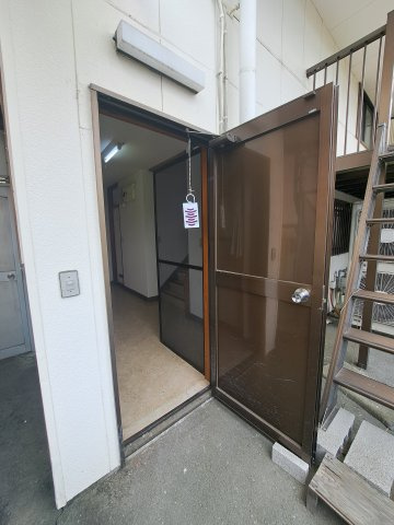 アルナビル　西棟の玄関
