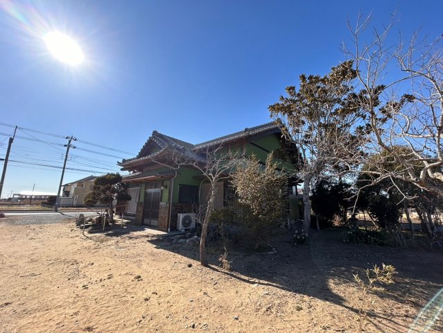 中古一戸建住宅の前面道路含む現地写真