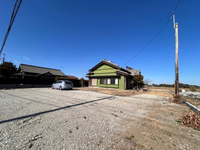 中古一戸建住宅の前面道路含む現地写真