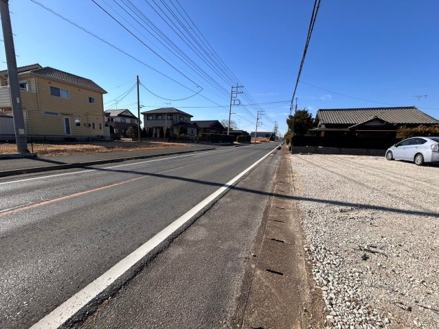 中古一戸建住宅の前面道路含む現地写真