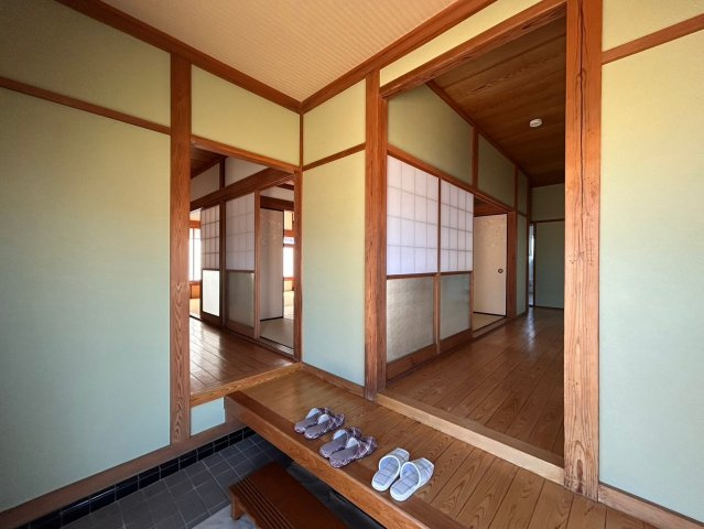 中古一戸建住宅の玄関