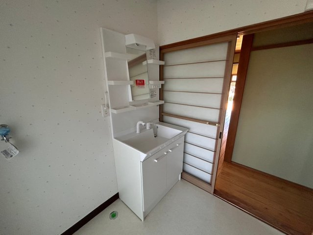 中古一戸建住宅の独立洗面台