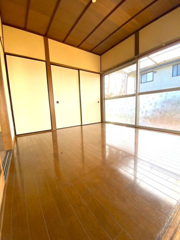 緑川戸建ての寝室|使い勝手のいい洋室です収納もあります。寝室にいかがでしょうか。