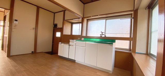 緑川戸建てのキッチン|勝手口あり。