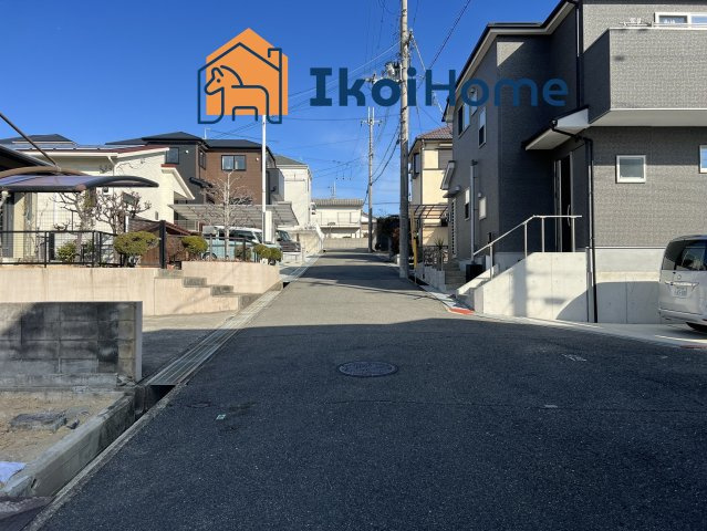 大久保町山手台　土地　2号地の前面道路含む現地写真|●年中無休：当日予約可●前面道路との高低さがなく、入出庫もしやすいです。