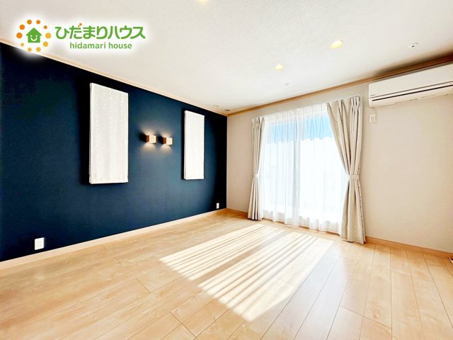 【寝室】 | 笠間市旭町　中古戸建 | 気品のある柄のアクセントクロス♪寝室をおしゃれに演出してくれます(*^^*)