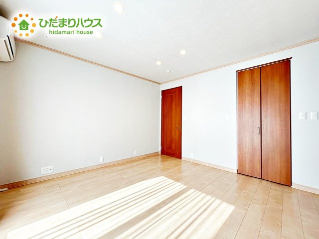【寝室】 | 笠間市旭町　中古戸建 | バルコニーに面していて、たっぷり光りの入る明るい主寝室です！