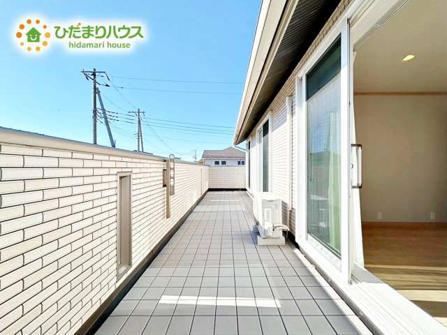 【バルコニー】 | 笠間市旭町　中古戸建 | 3部屋から出入りできるバルコニーで、お洗濯物の干し分けもできちゃいますね(^^♪