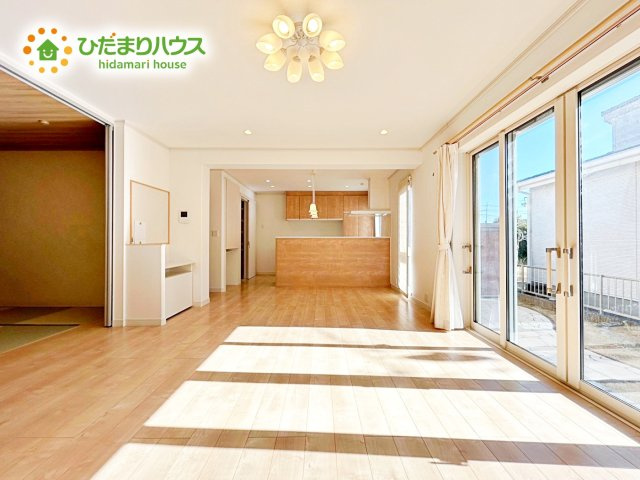 【居間・リビング】 | 笠間市旭町　中古戸建 | リビングの大きな窓からは明るい日差しが差し込みます♪