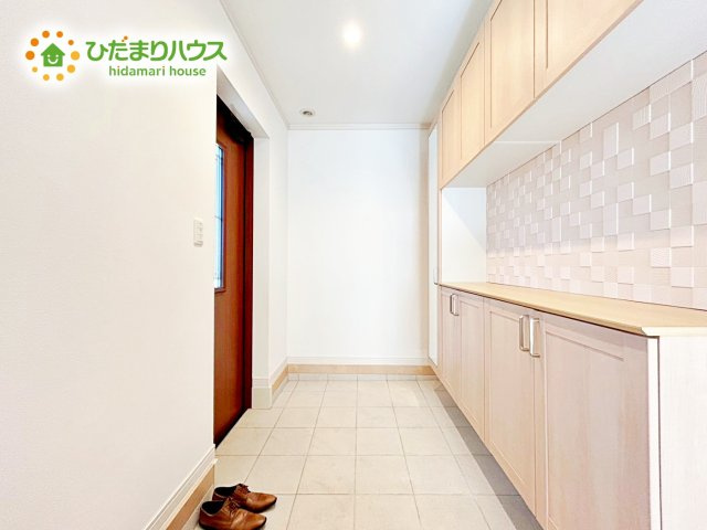 【玄関】 | 笠間市旭町　中古戸建 | 広々とした玄関スペースにはベビーカーやゴルフバッグも置いておけちゃいます！