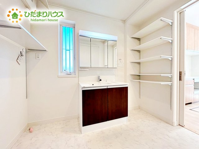 【独立洗面台】 | 笠間市旭町　中古戸建 | ゆったりとした洗面所には物置棚を完備！タオルや洗剤置き場として使えます(^^)/
