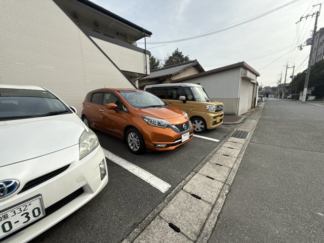 プラードアロージョの駐車場