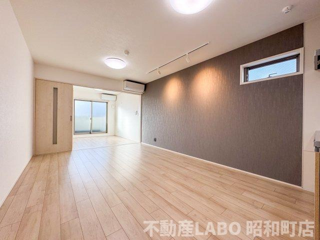 フジパレス エン Ⅱ号館の居間・リビング