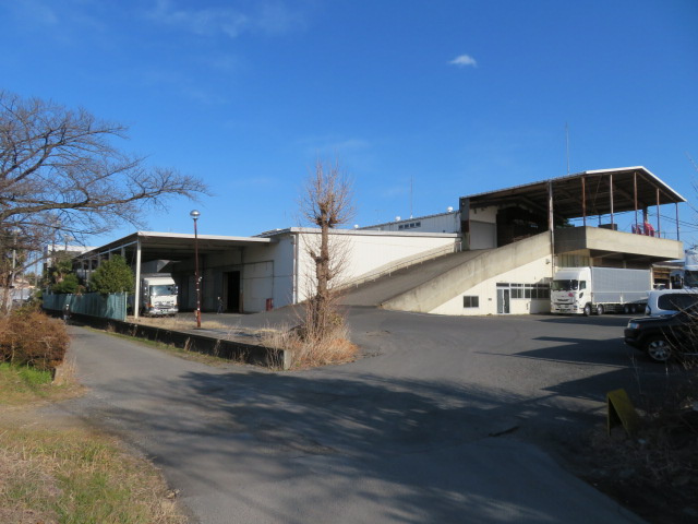 蓮田市大字井沼の倉庫の外観