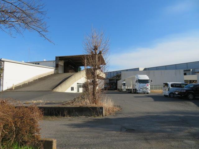 蓮田市大字井沼の倉庫の駐車場