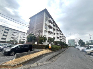 【周辺】 | 広い敷地にゆったり建てられた団地です。敷地内駐車場の空き状況は要確認。