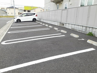 【駐車場】 | サングレアル・希 | 駐車場があるので、車を買う予定の方も安心です