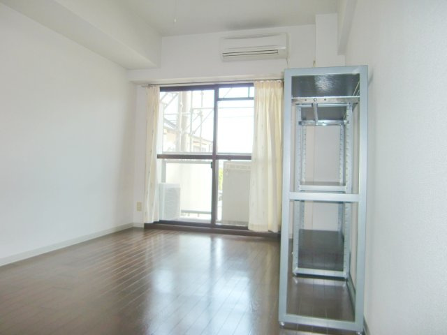 スプリング逆瀬川の居間・リビング|ゆったりとしたリビングです