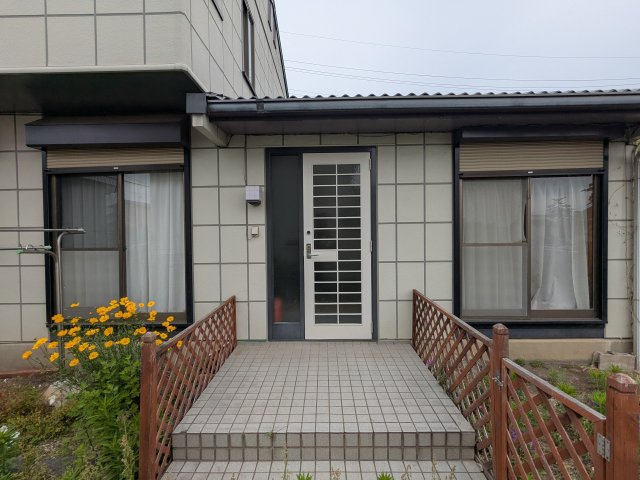 中古戸建　高崎市本郷町の玄関|明るい日差しが差し込む玄関