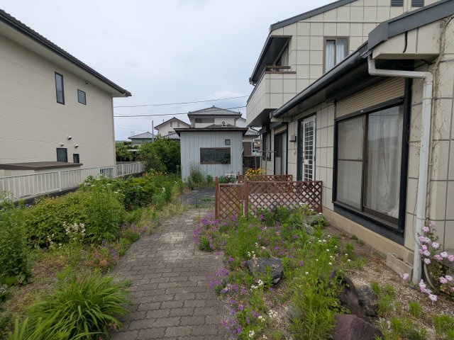 中古戸建　高崎市本郷町のエントランス|駐車スペースから玄関へのアプローチ