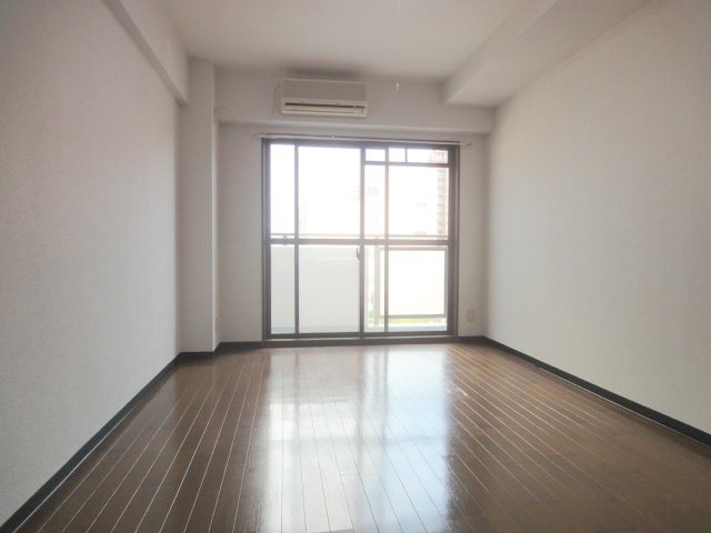 スプリング逆瀬川の居間・リビング