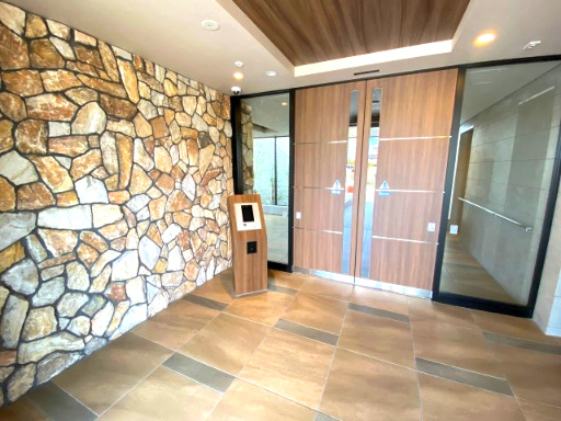 アルファステイツ長泉Ⅱのエントランス|高級感のあるエントランスは鍵をしまったまま感知して自動開閉します。