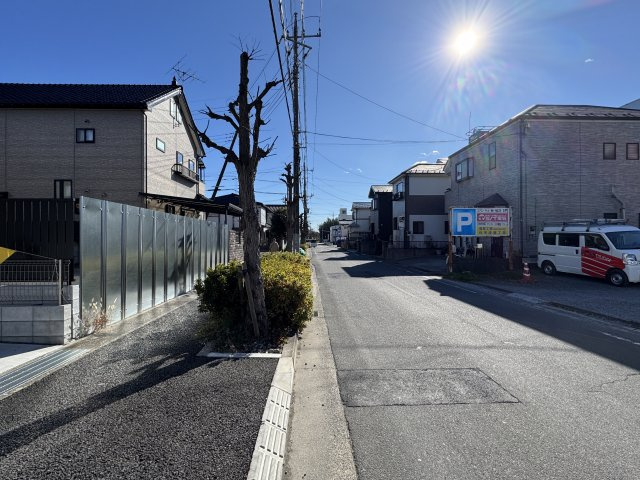 八潮市緑町５丁目新築戸建【柳之宮小学校：7分】の前面道路含む現地写真|西側前面泥・幅員約9ｍ（歩道含む）