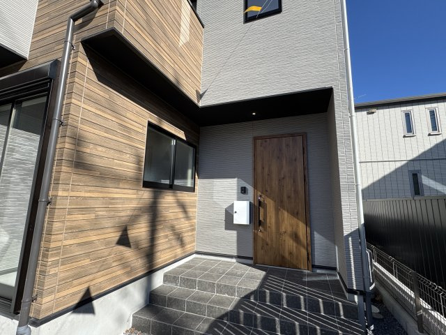 八潮市緑町５丁目新築戸建【柳之宮小学校：7分】のエントランス|エントランス・玄関ポーチ