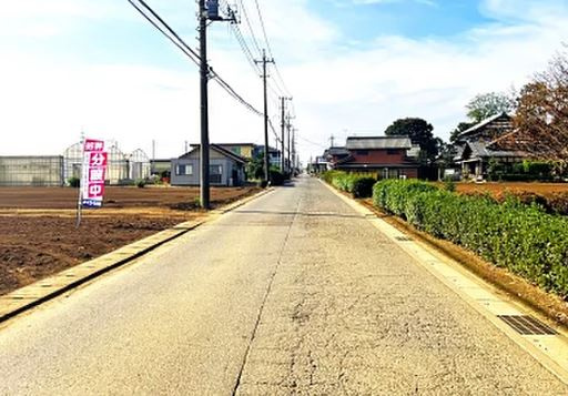 【土地】川越市中福建築条件無し売地の前面道路含む現地写真|前面道路も6.2ｍあり車の出し入れも楽々！