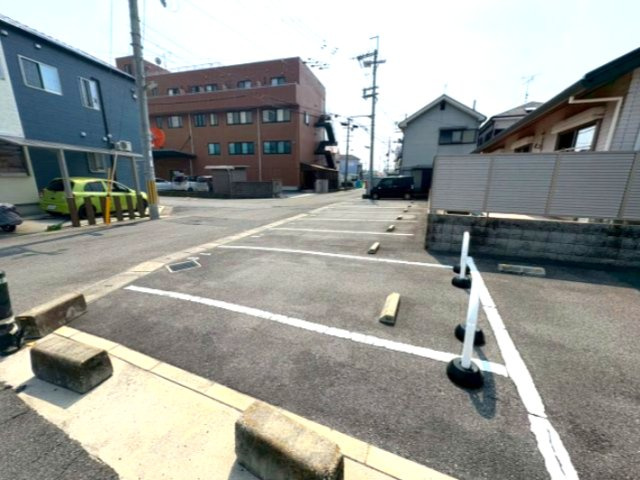 ハイツ平沼の駐車場
