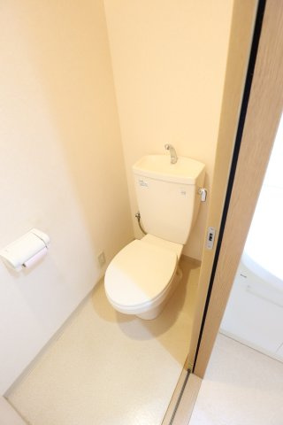 大阪市都島区都島南通１丁目の賃貸マンションのトイレ