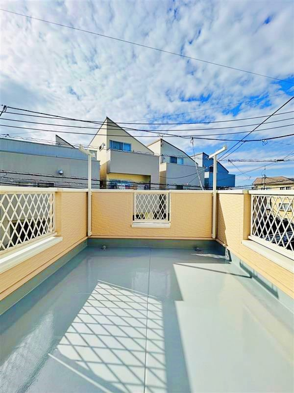 横浜市西区境之谷戸建②のバルコニー|バルコニー付きです