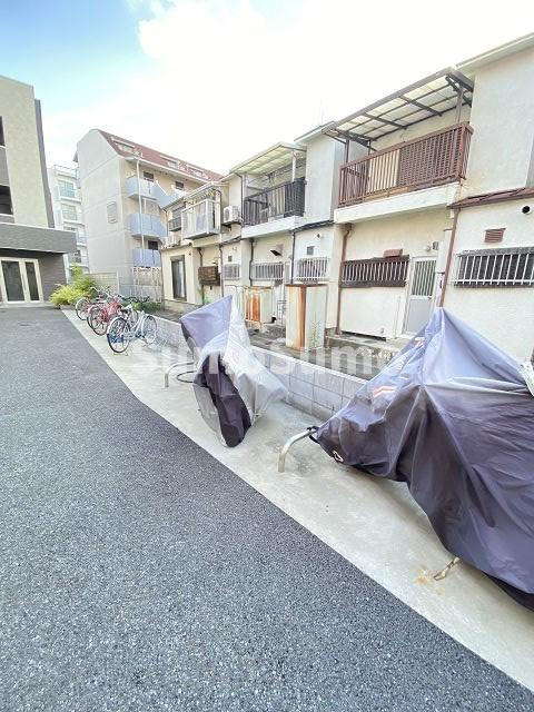 ワコーレヴィータ東園田の駐車場