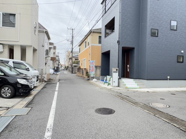 市川市大和田３丁目新築戸建【鶴指小学校：6分】の前面道路含む現地写真|東側前面道路・幅員約5ｍ