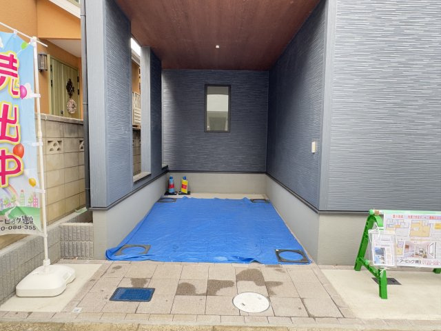 市川市大和田３丁目新築戸建【鶴指小学校：6分】の駐車場|愛車に優しいビルトインガレージ