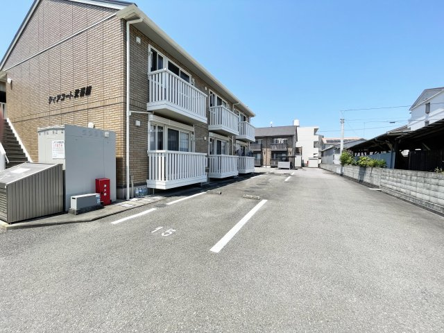 ディアコート弐番館の駐車場