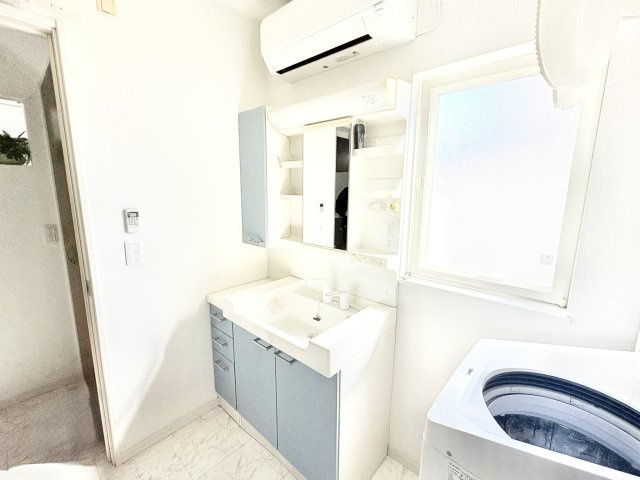 売中古戸建　中央区半田山三丁目の独立洗面台|洗面エリアは窓が広く明るいです。エアコンもついているので夏冬も快適に使用できます。